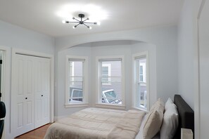 3 bedrooms, iron/ironing board, free WiFi, bed sheets - Luxury Retreat - 7 min walk to subway - Minutes to Downtown (Boston)