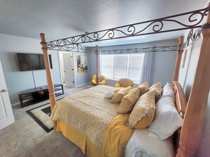4 bedrooms, free WiFi, bed sheets - Modern Family Getaway with Mountain Views (Colorado Springs)
