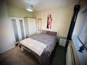 3 bedrooms, iron/ironing board, free WiFi, bed sheets - Modern-privategarden-family-20mintoldn (Stevenage)
