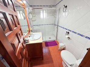 Suihku, hiustenkuivaaja, bidee, pyyhkeet