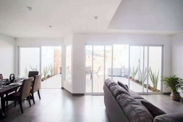 TV, offices - Modern House with Jacuzzi & Grill 3BR (Ensenada)