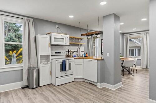 2 Full Homes on 1 Lot, Sleeps 16, Brady St Retreat