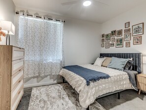 1 dormitorio, escritorio, tabla de planchar con plancha y cuna de viaje