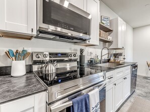 Refrigerador, microondas, horno y parrilla de estufa 