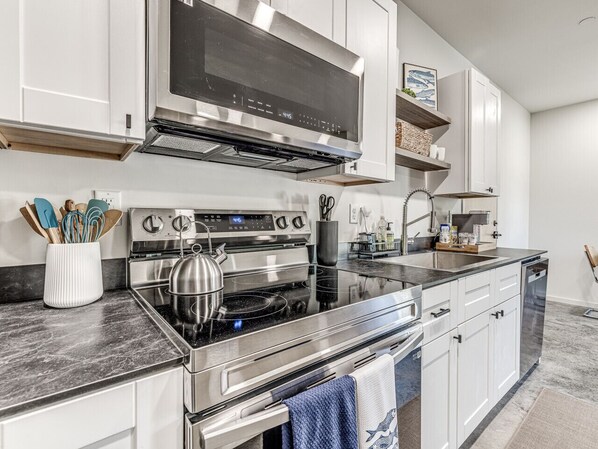 Een koelkast, een microgolfoven, een oven, een kookplaat