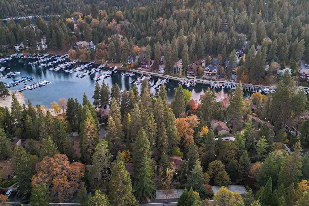 Peaceful Mountain Cabin w/ Decks & Private Beach Access Pine Haven by Avantstay - Tavern Bay, CA