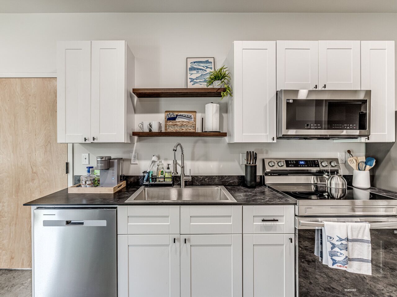 Kjøleskap, mikrobølgeovn, ovn og kokeplater