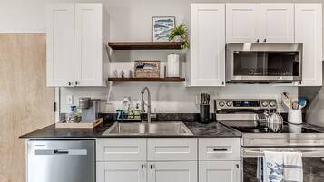 Kjøleskap, mikrobølgeovn, ovn og kokeplater