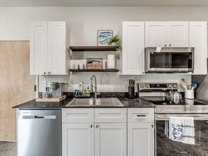 Kylskåp, mikrovågsugn, ugn och spishäll