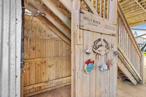 Charming 2-bedroom house in Cameron in the of community of Holly Beach