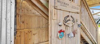 Charming 2-bedroom house in Cameron in the of community of Holly Beach