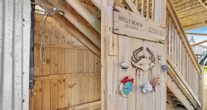 Charming 2-bedroom house in Cameron in the of community of Holly Beach