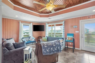 Charming 2-bedroom house in Cameron in the of community of Holly Beach