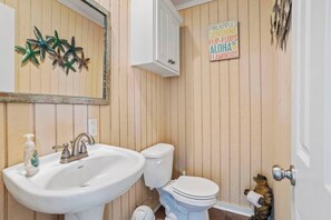 Regadera, secadora de cabello, toallas 