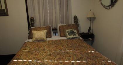 Welcoming bed & breakfast with AC in charming Crofton