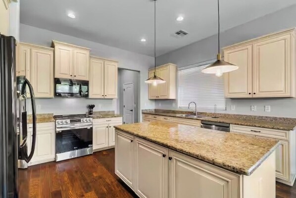 ثلاجة، ميكروويف، فرن، غسالة أطباق