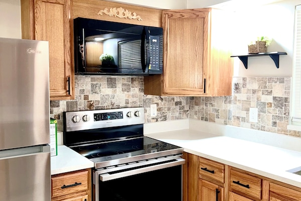 Geladeira, micro-ondas, fogão, cooktop