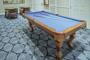 Game room - Deluxe 2-bedroom condo in Alexandria -Just Steps from the Metro and Amtrak (Alexandria)