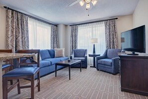 TV - Deluxe 2-bedroom condo in Alexandria -Just Steps from the Metro and Amtrak (Alexandria)