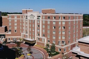 Exterior - Deluxe 2-bedroom condo in Alexandria -Just Steps from the Metro and Amtrak (Alexandria)