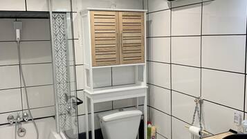 Sèche-cheveux, serviettes fournies, savon, papier toilette
