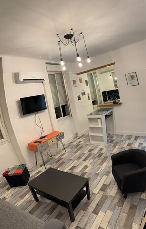 Living area - Very quiet t2 reversible air conditioning (Marseille)
