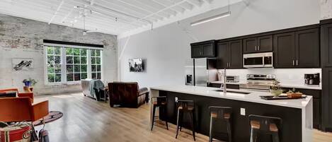 Kylskåp, mikrovågsugn, ugn och spishäll