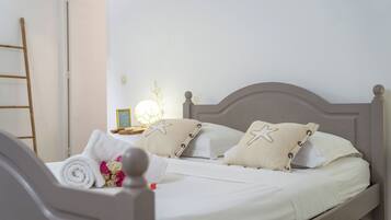 Familjehus - utsikt mot poolen | Mörkläggningsgardiner, strykjärn/strykbräda och gratis wi-fi