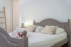 Family House, Pool View | Blackout curtains, iron/ironing board, free WiFi