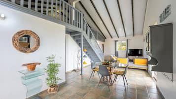 Family House, Pool View | Ruang tamu | 65 inci televisyen dengan kabel, Netflix, perkhidmatan penstriman