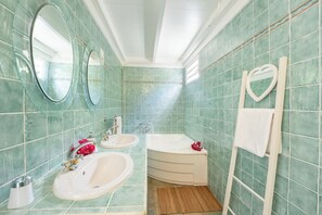 Family House, Pool View | Bathroom