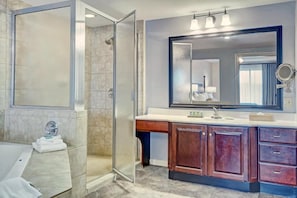 Shower, jetted bath, hair dryer, towels - Deluxe Condo Just Steps from the Metro and Amtrak (Alexandria)