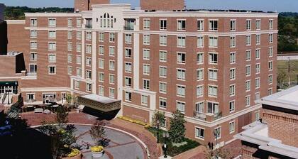 Deluxe Condo Just Steps from the Metro and Amtrak