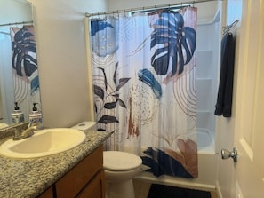 Hair dryer, towels, toilet paper - Charming 2-bedroom upper apartment in a quiet Bakersfield neighborhood with AC (Bakersfield)