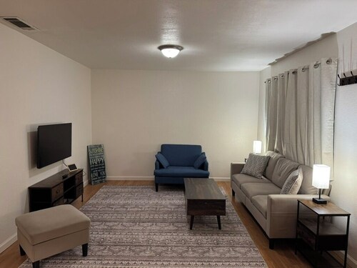 Charming 2-bedroom upper apartment in a quiet Bakersfield neighborhood with AC