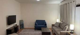 Charming 2-bedroom upper apartment in a quiet Bakersfield neighborhood with AC