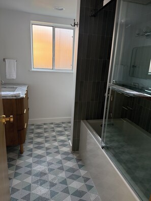 تجهيزات دش، مجففات شعر، مناشف، صابون