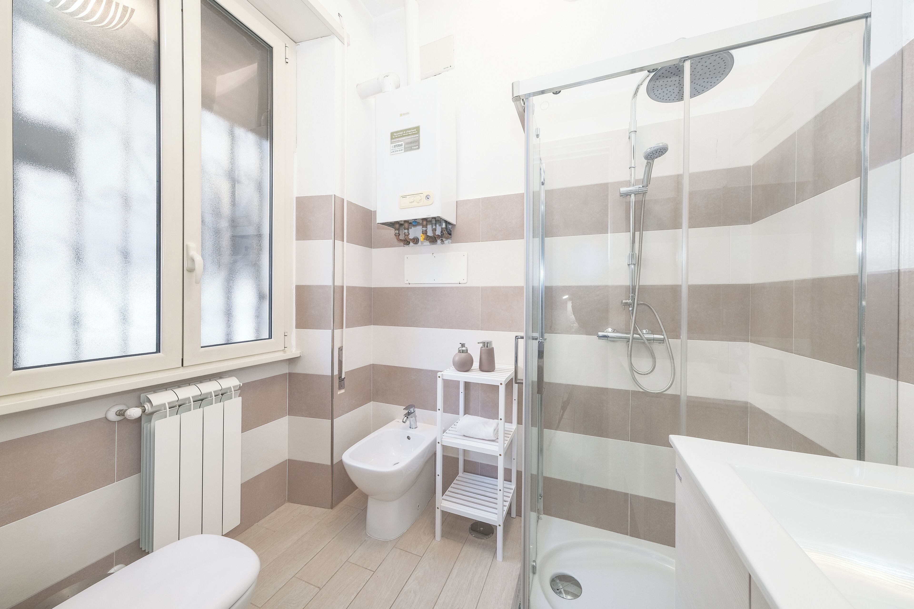 Articles de toilette gratuits, sèche-cheveux, bidet, serviettes fournies