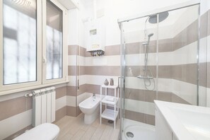 Secador de pelo, bidet, toallas, jabón