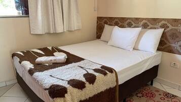 Quarto casal ou duplo | Espaço de trabalho para notebook, Wi-Fi de cortesia