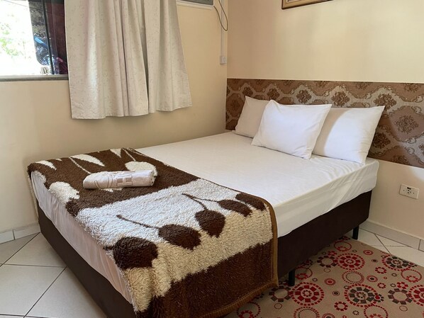 Quarto casal ou duplo | Espaço de trabalho para notebook, Wi-Fi de cortesia