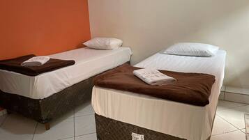 Quarto triplo clássico | Espaço de trabalho para notebook, Wi-Fi de cortesia