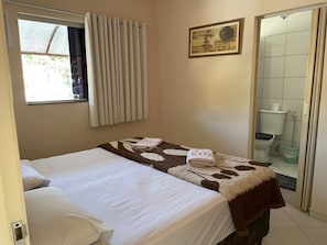 Chambre Double ou avec lits jumeaux | Espace de travail pour ordinateur portable, Wi-Fi gratuit