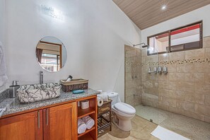 Secadora de cabello, toallas, jabón, papel de baño 