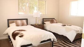 Iron/ironing board, internet, bed sheets