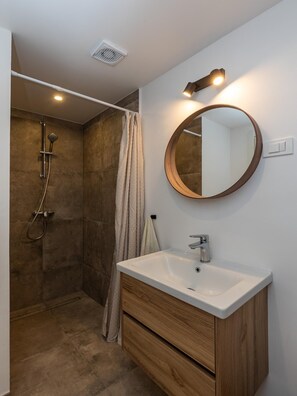 Shower, hair dryer, towels - Apartments Odin - One bedroom Apartment - 2 (Dubrovnik)