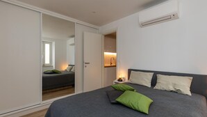 Ein Schlafzimmer mit einem Bett, einem Kleiderschrank und einer Klimaanlage.