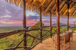 A wooden deck with a thatched roof overlooking a lush landscape. - Tiki Vibez by Pura Villas (Ciudad Cortés)