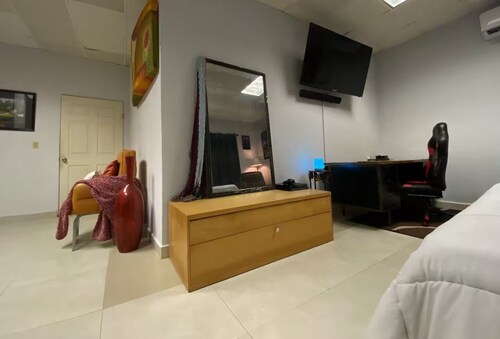 Estudio Acogedor con Netflix, 3 min del puente U.S.A