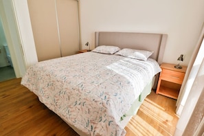 1 bedroom, desk, iron/ironing board, WiFi